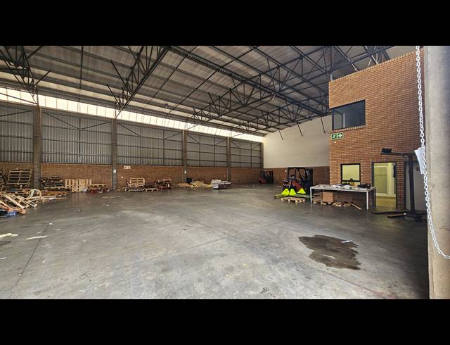 872M² WAREHOUSE TO LET IN JET PARK